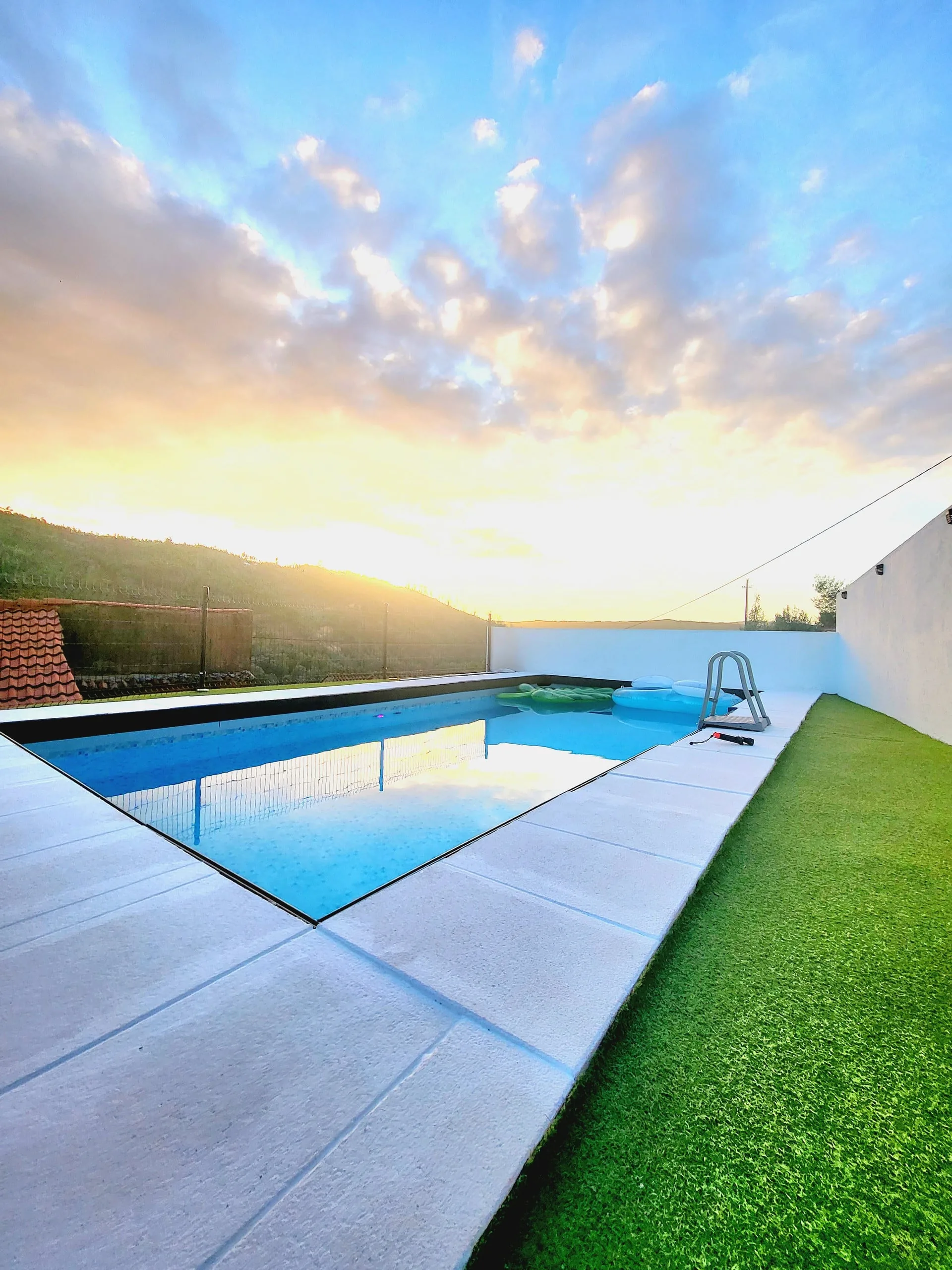 Piscina privada ao pôr-do-sol