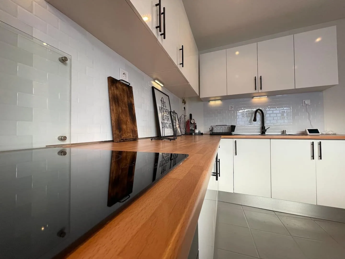 Cozinha equipada com placa indução e bancada madeira na Lemon House Góis