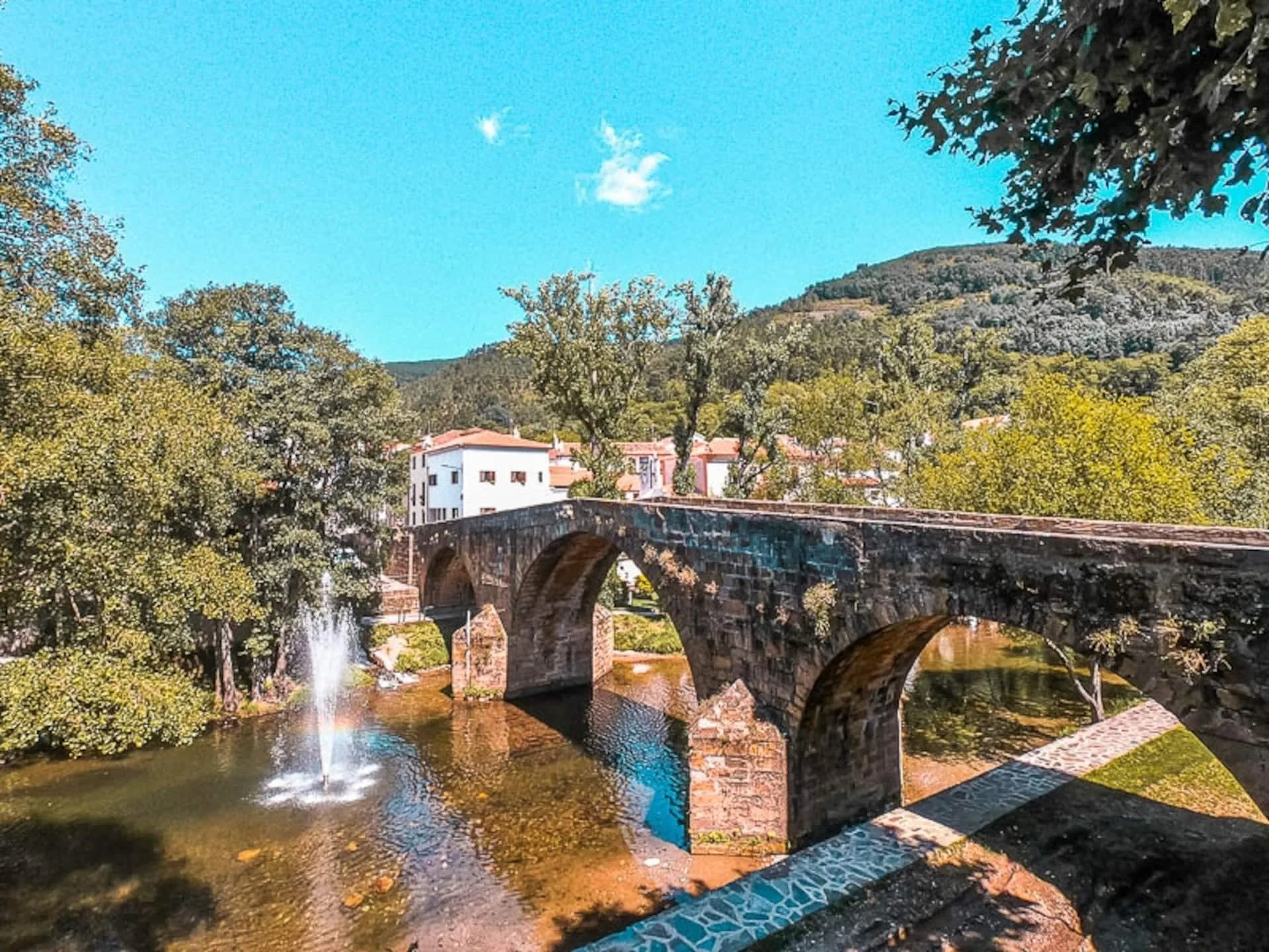 Ponte histórica de Góis sobre o rio Ceira