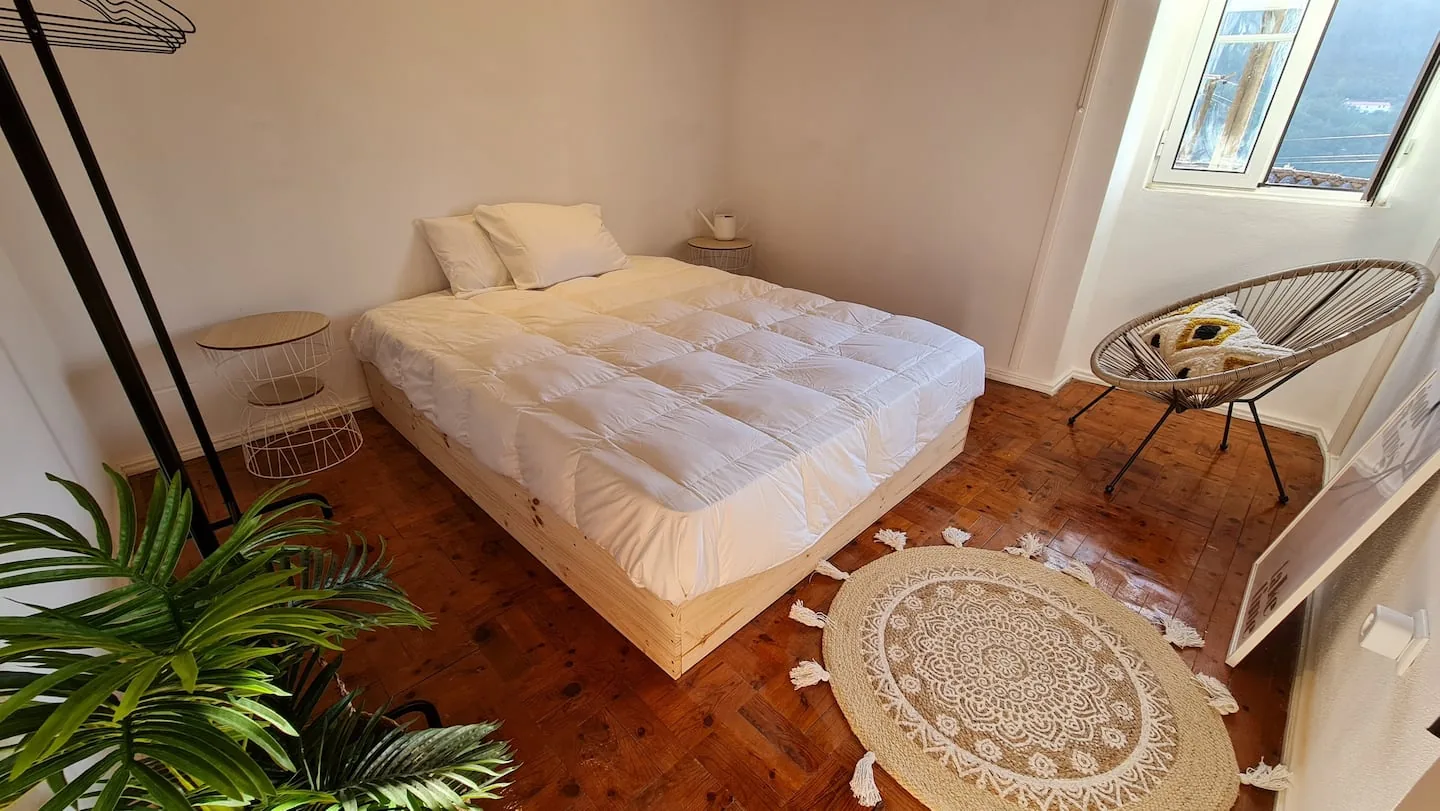 Quarto de casal com cadeira Acapulco e vista serra na Lemon House