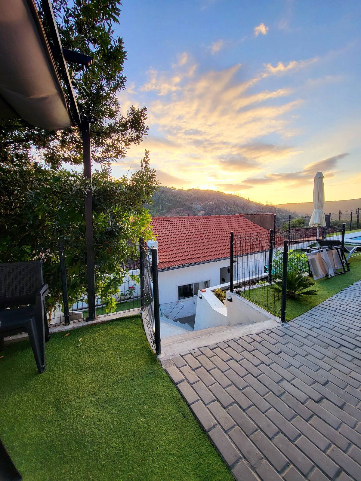 Vista exterior da Lemon House Góis - Jardim e áreas de lazer com paisagem natural