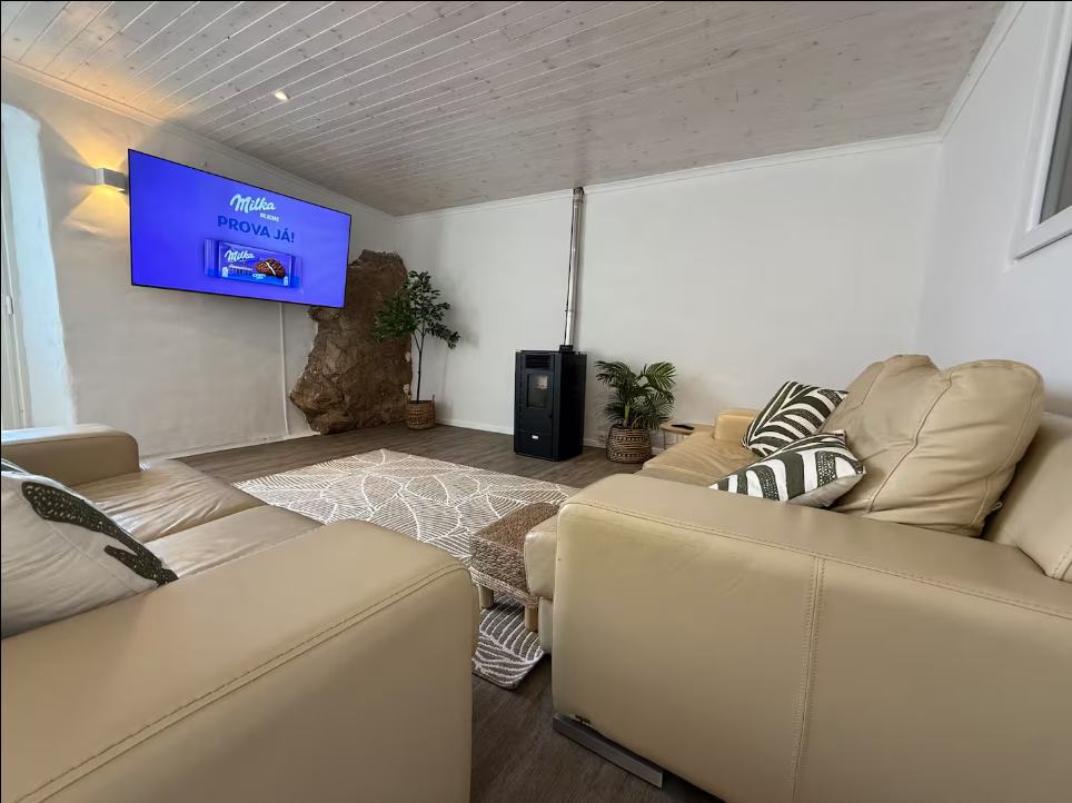 Interior da Lemon House - Sala de estar com decoração moderna e acolhedora em tons naturais