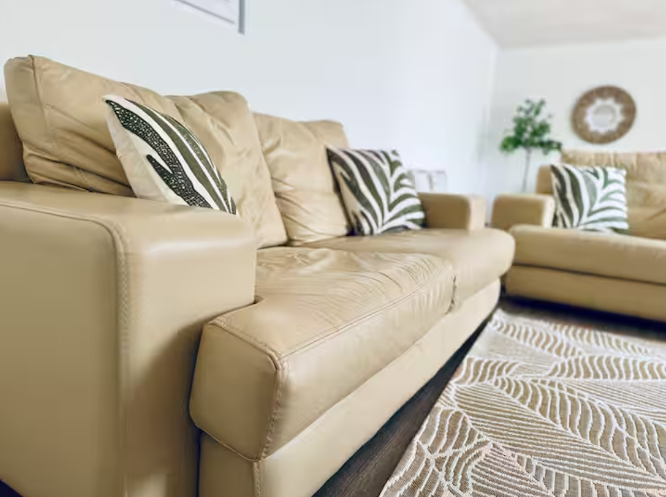 Quarto suite da Lemon House Góis - Cama de casal com vista natural e decoração elegante